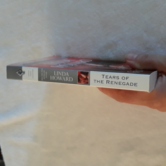 Tears Of The Renegade, a paperback book written by Linda Howard 1985 - Picture 4 of 5
